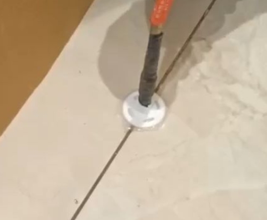 浪卡子瓷砖空鼓维修公司专业解答瓷砖在铺贴过程中，如果没有涂抹均匀到位的粘结材料（如水泥砂浆或瓷砖胶），可能会导致以下问题